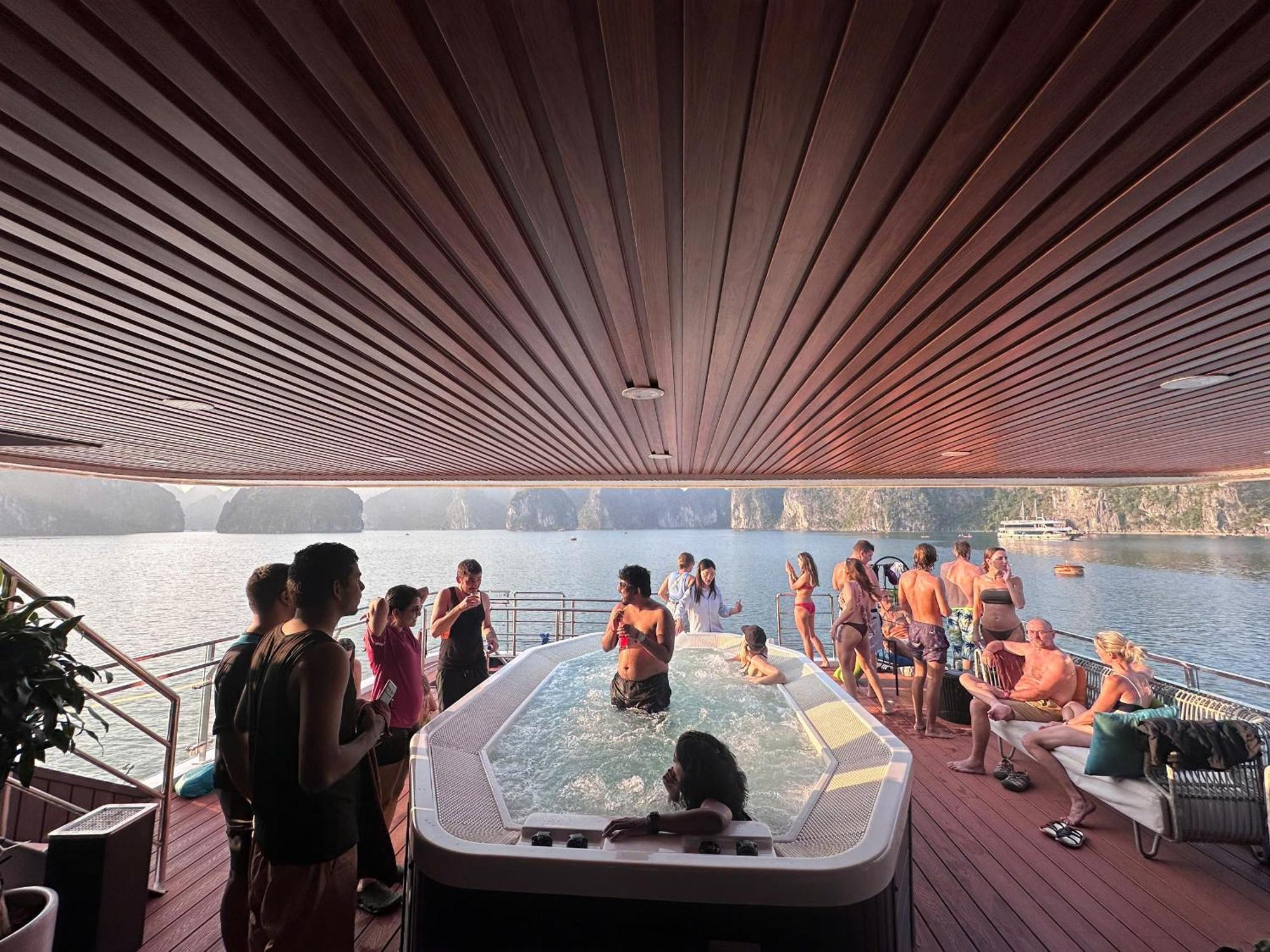 Green Mountain Cat Ba Hotel Dong Khe Sau Exterior photo